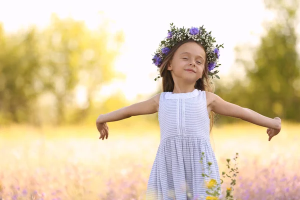 Мила Маленька Дівчинка Квітковому Вінку Відкритому Повітрі Дитина Проводить Час — стокове фото