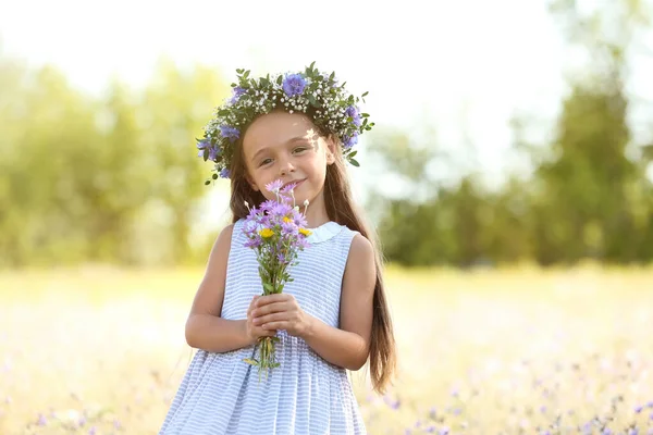 Мила Маленька Дівчинка Красивому Вінку Букетом Квітів Відкритому Повітрі Дитина — стокове фото