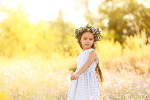 かわいい女の子の花の花輪を屋外で テキストのためのスペースを着て 自然の中で過ごす子供たち — ストック写真