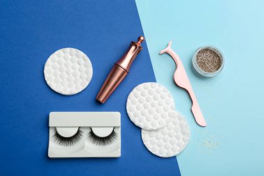 Manyetik kirpikleri ve aksesuarları renk arkaplan üzerinde düz konum