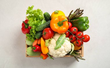 Beyaz arka planda taze sebzeli ahşap sandık.