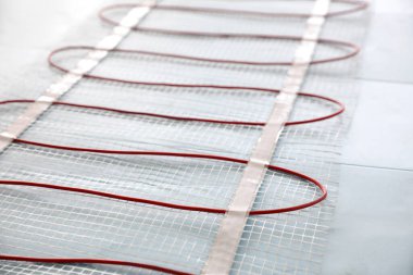 Modern zemin altı ısıtma sisteminin yerleştirilmesi kapalı alanda, yakın planda