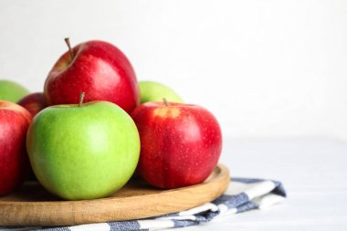 Masada beyaz arka planda farklı olgun elmalar var. Metin için boşluk
