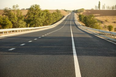 Boş asfalt otobanın güzel manzarası. Yolculuk