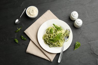 Siyah tahtada servis edilen fesleğenli lezzetli kabaklı makarna.
