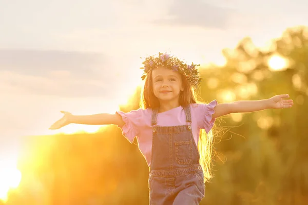 Мила Маленька Дівчинка Квітковому Вінку Свіжому Повітрі Заході Сонця Дитина — стокове фото
