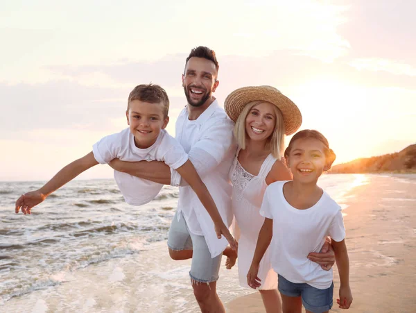 Bonne Famille Amuser Sur Plage Sable Fin Près Mer Coucher — Photo