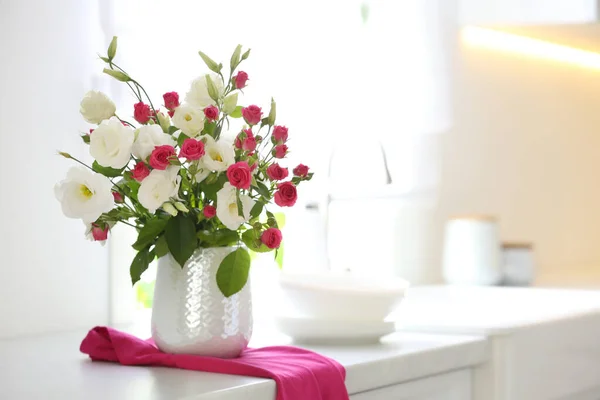 Vase Avec Des Fleurs Fraîches Sur Table Dans Cuisine Espace — Photo