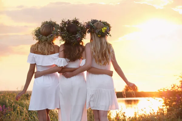 Jovens Mulheres Vestindo Grinaldas Feitas Flores Livre Pôr Sol Vista — Fotografia de Stock