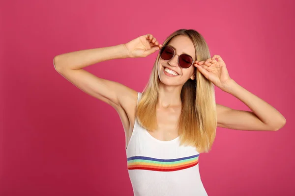 Hermosa Mujer Gafas Sol Con Estilo Sobre Fondo Rosa —  Fotos de Stock