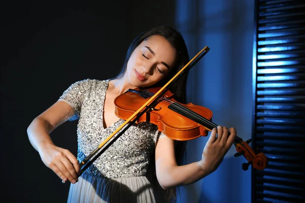 Mulher Bonita Tocando Violino Quarto Escuro — Fotografia de Stock