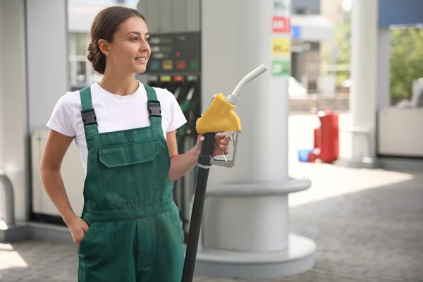 Jonge Werknemer Met Brandstofpompmondstuk Bij Modern Benzinestation — Stockfoto