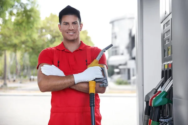 Werknemer Met Benzinepomp Mondstuk Bij Modern Tankstation — Stockfoto