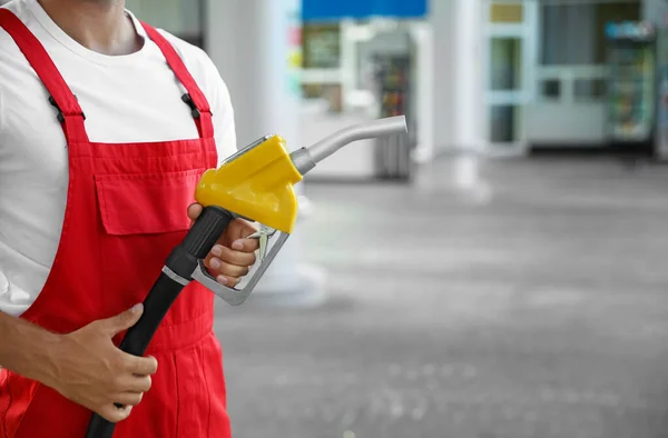 Werknemer Met Benzinepomp Mondstuk Bij Modern Tankstation Close — Stockfoto