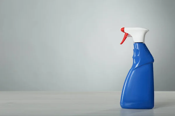 Eine Flasche Reinigungsmittel Auf Einem Hellen Tisch Raum Für Text — Stockfoto