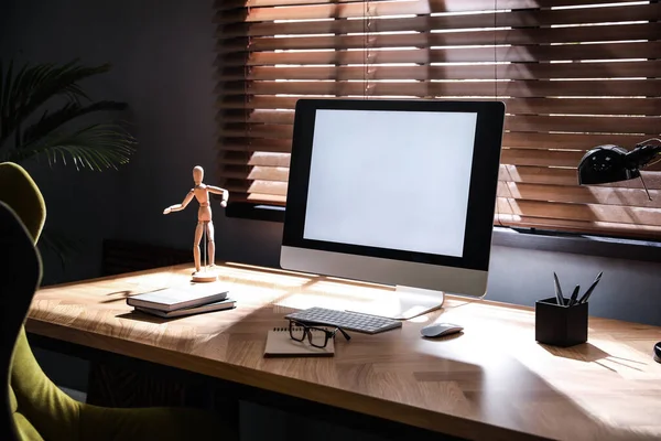 モダンなコンピューターと快適なオフィスチェア付きのスタイリッシュな部屋のインテリア — ストック写真