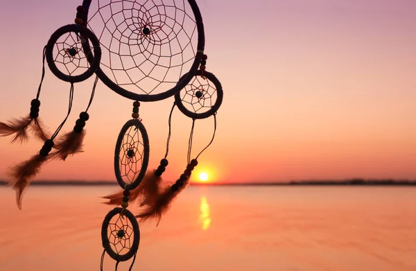 Hermoso Atrapasueños Hecho Mano Cerca Del Río Atardecer Espacio Para — Foto de Stock