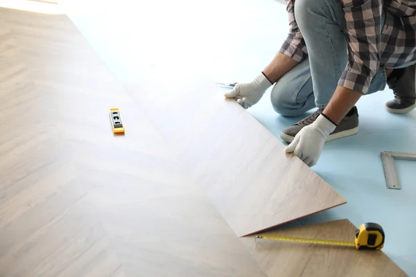 Werknemer Installeren Van Gelamineerde Houten Vloer Binnen Close — Stockfoto