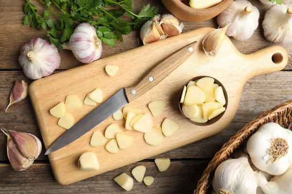 Flat Lay Composition Fresh Sliced Whole Garlic Wooden Table Organic — Stock Photo, Image