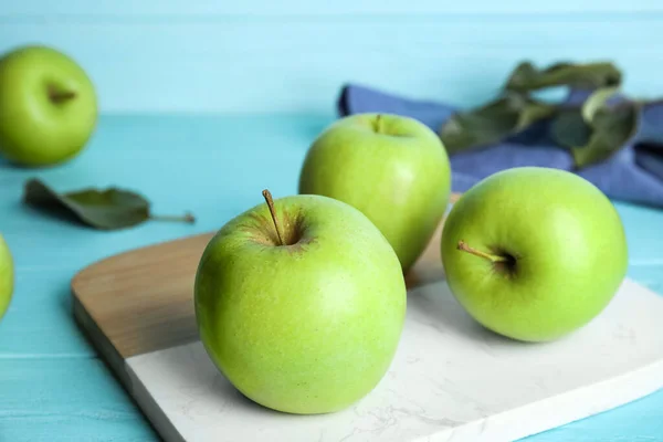 Pommes Vertes Mûres Sur Table Bois Bleu Clair — Photo