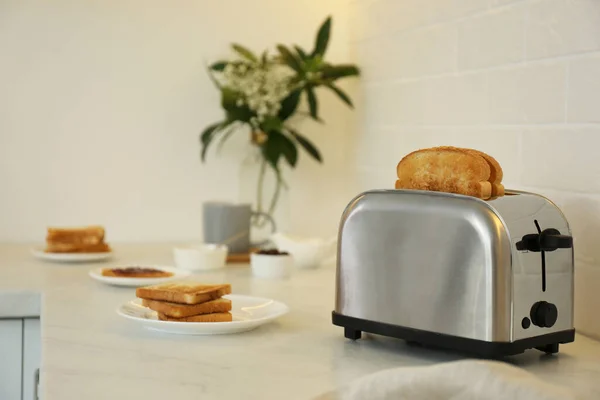 Сучасний Тостер Смачний Сніданок Стійці Кухні — стокове фото