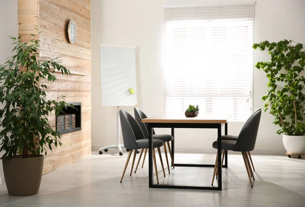 大きなテーブルと椅子付きのモダンな会議室のインテリア — ストック写真