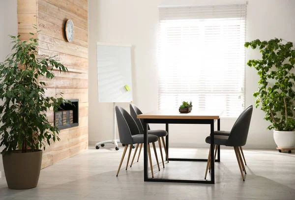 Intérieur Moderne Salle Réunion Avec Grande Table Chaises — Photo