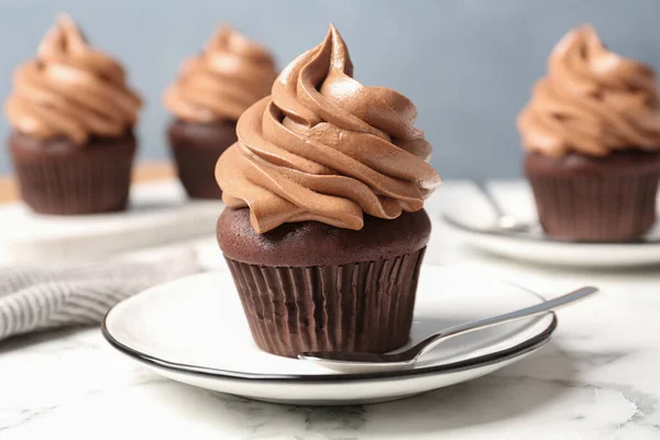 Délicieux Cupcake Chocolat Frais Sur Table Marbre Blanc Gros Plan — Photo