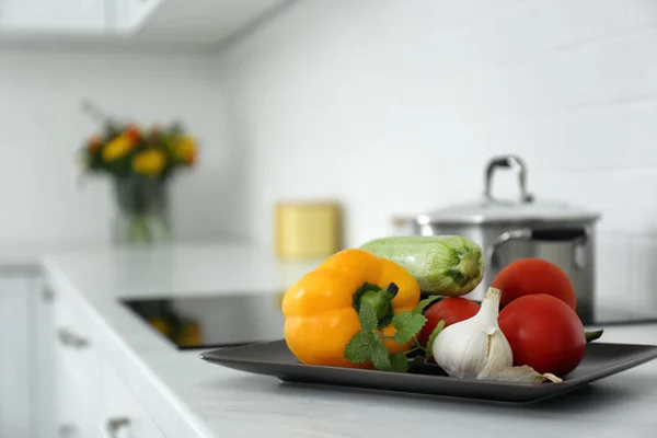 Verschiedenes Frisches Gemüse Auf Der Arbeitsplatte Der Modernen Küche Raum — Stockfoto