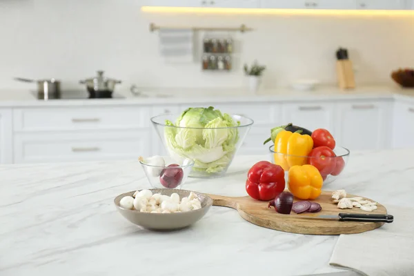 Різні Свіжі Овочі Гриби Білому Столі Сучасній Кухні — стокове фото