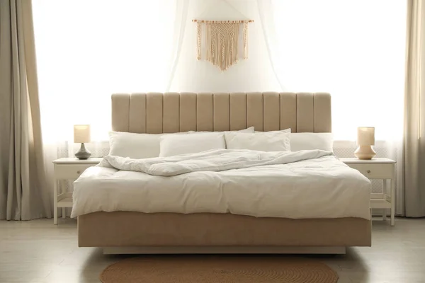 Şık Oda Içinde Yumuşak Battaniyeli Rahat Bir Yatak — Stok fotoğraf