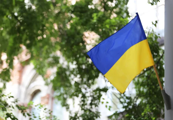 Národní Vlajka Ukrajiny Připojené Pólu Venku — Stock fotografie