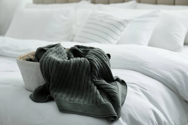 ベッドの上で屋内で再生暖かいニットとバスケット — ストック写真