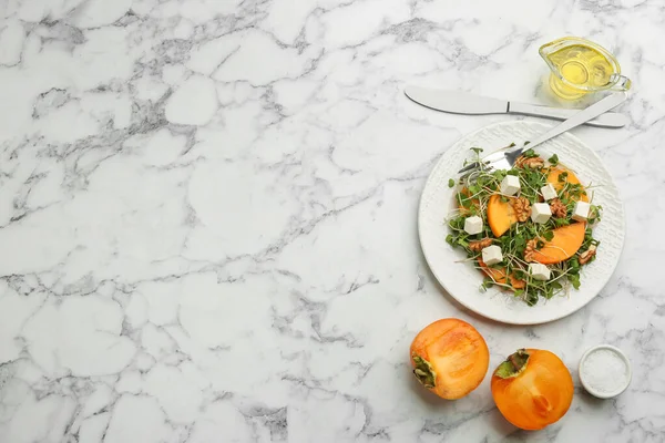Heerlijke Persimmon Salade Geserveerd Witte Marmeren Tafel Plat Gelegd Ruimte — Stockfoto
