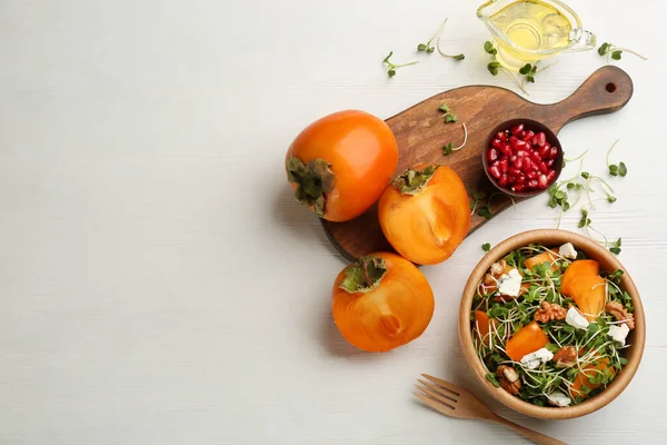 Läcker Persimonsallad Serverad Vitt Träbord Platt Ligg Plats För Text — Stockfoto