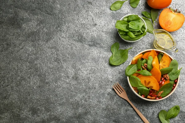 Deliciosa Ensalada Caqui Servida Sobre Mesa Gris Puesta Plana Espacio —  Fotos de Stock