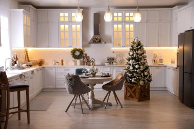 Güzel Noel dekoru olan şık bir mutfak.