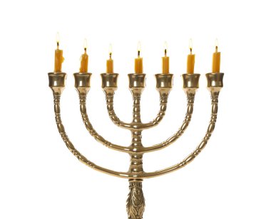 Beyaz arka planda yanan mumları olan altın menorah