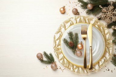 Güzel bir Noel sofrası ve beyaz ahşap arka planda şenlikli bir dekor. Metin için boşluk