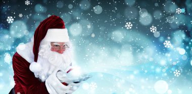 Noel Baba sihirli kar üflüyor, bokeh etkisi. Metin için boşluk