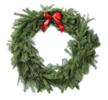 Beyaz arka planda kırmızı kurdeleli köknar dallarından yapılmış Noel çelengi