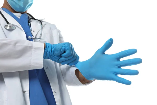 Arzt Zieht Medizinische Handschuhe Vor Weißem Hintergrund Nahaufnahme — Stockfoto