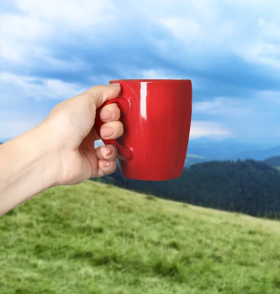 Cercanía Naturaleza Mujer Sosteniendo Copa Las Montañas Primer Plano — Foto de Stock