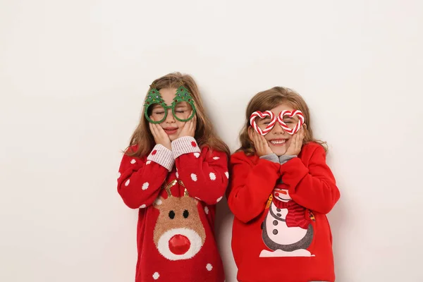 Дети Рождественских Свитерах Праздничных Очках Белом Фоне — стоковое фото