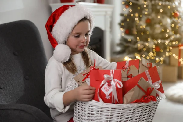 Cute Little Girl Santa Kapelusz Prezentów Kalendarza Bożego Narodzenia Domu — Zdjęcie stockowe