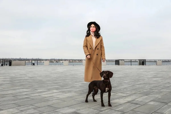 Vrouw Met Beschermend Masker Met Duitse Kortharige Punt Buiten Loophond — Stockfoto