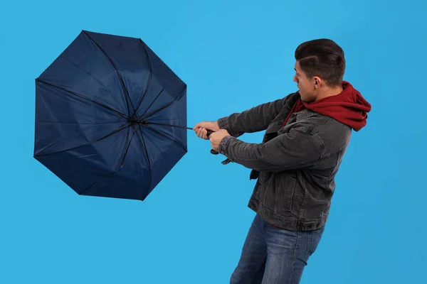 Homme Avec Parapluie Pris Dans Rafale Vent Sur Fond Bleu — Photo