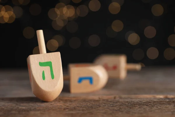 Hanukkah Dreidel Tradicional Con Carta Mesa Madera Contra Las Luces —  Fotos de Stock