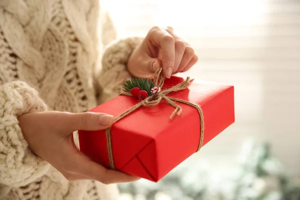 Mujer Sosteniendo Caja Regalo Navidad Roja Interior Primer Plano —  Fotos de Stock