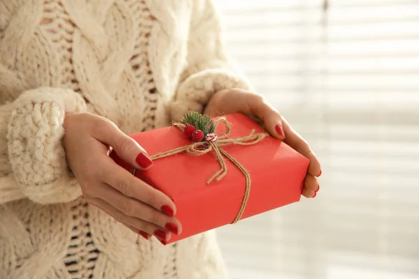 Kvinna Som Håller Röd Jul Presentförpackning Inomhus Närbild — Stockfoto